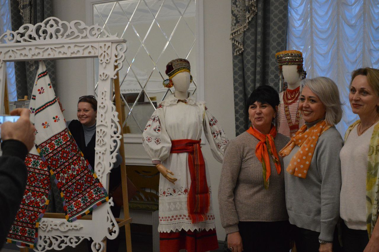 После официальной части гости и участники презентации фотографировались, общались, а также приняли участие в автограф-сессии Костаса Асисмиса, который на добрую память подписал первые экземпляры книги После официальной части гости и участники презентации фотографировались, общались, а также приняли участие в автограф-сессии Костаса Асисмиса, который на добрую память подписал первые экземпляры книги