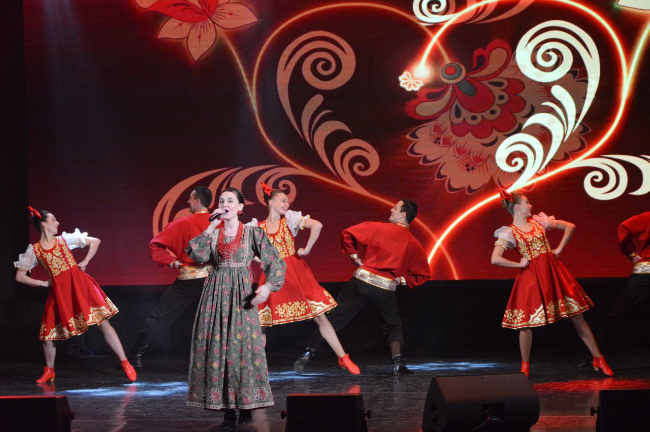 Частью презентации третьей части издания «Традиционный народный костюм Брянской области конца XIX – начала XX века» стала концертная программа «В единстве наша сила» с участием ведущих творческих коллективов учреждений... Частью презентации третьей части издания «Традиционный народный костюм Брянской области конца XIX – начала XX века» стала концертная программа «В единстве наша сила» с участием ведущих творческих коллективов учреждений...