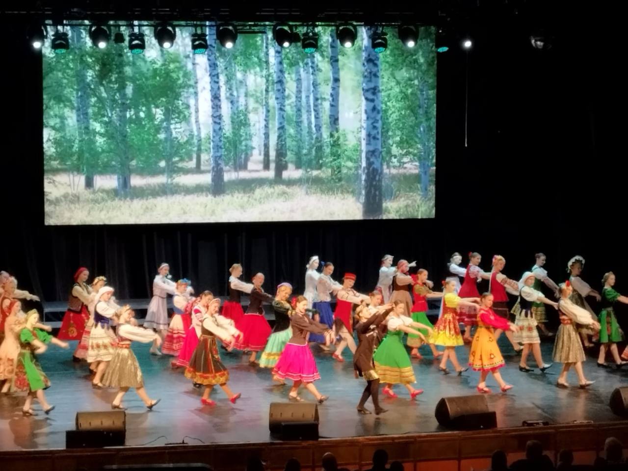 Сегодня на сцене к/з "Дружба" состоялся праздничный концерт, посвящённый Дню народного единства «Наш дом — Россия» Сегодня на сцене к/з "Дружба" состоялся праздничный концерт, посвящённый Дню народного единства «Наш дом — Россия»
