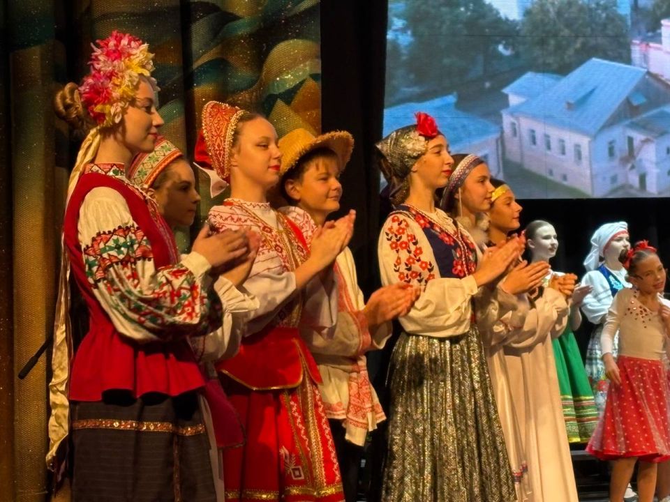 В Брянске сегодня, 4 ноября, состоялся приуроченный ко Дню народного единства праздничный концерт «Наш дом — Россия!» В Брянске сегодня, 4 ноября, состоялся приуроченный ко Дню народного единства праздничный концерт «Наш дом — Россия!»