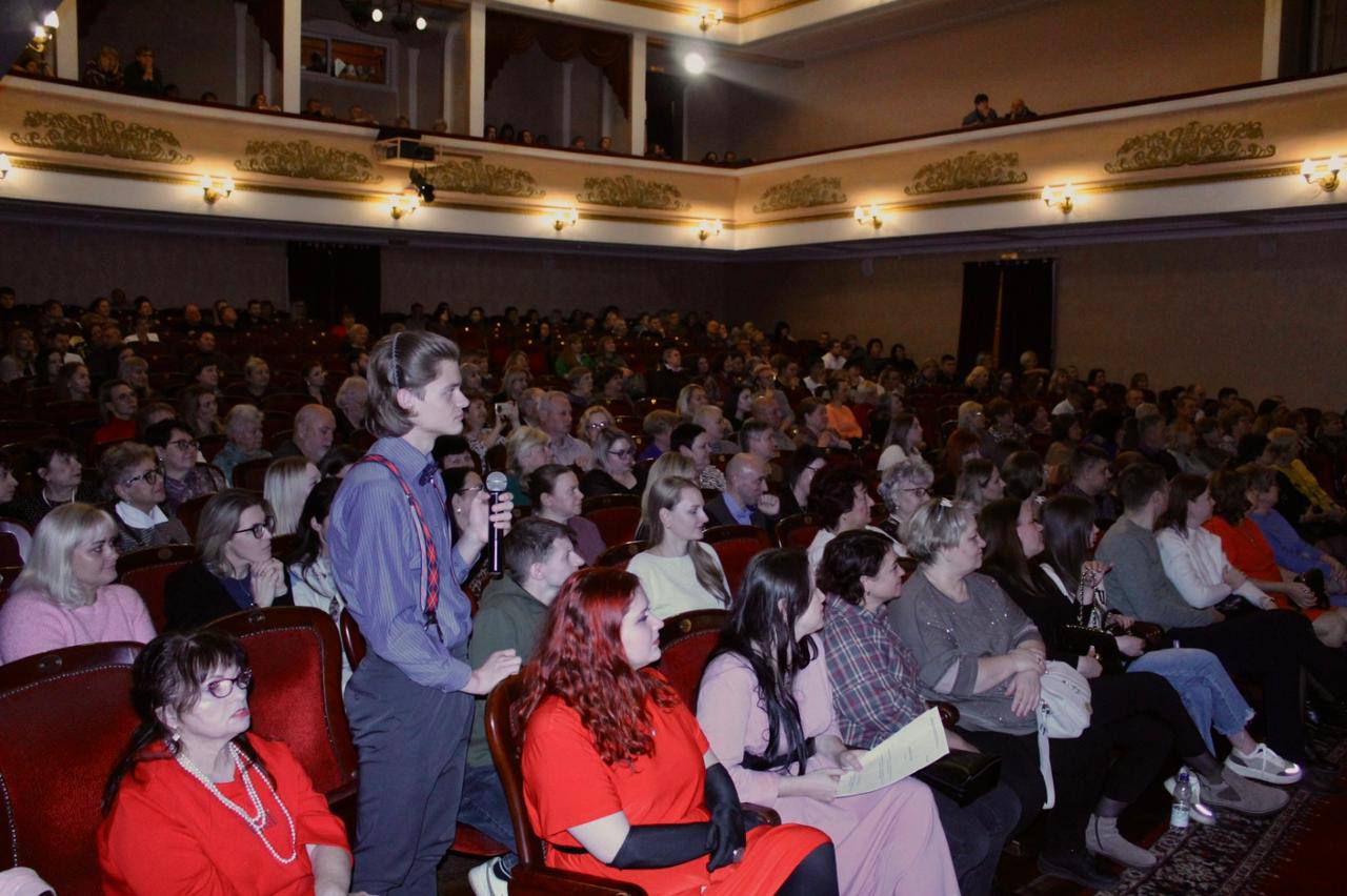 3 ноября, в рамках Всероссийской акции «Ночь искусств», артисты Брянского театра юного зрителя сыграли премьерный спектакль «Любовь и глуби» по пьесе В. Гуркина и провели Творческую встречу со зрителями, посвященную Дню... 3 ноября, в рамках Всероссийской акции «Ночь искусств», артисты Брянского театра юного зрителя сыграли премьерный спектакль «Любовь и глуби» по пьесе В. Гуркина и провели Творческую встречу со зрителями, посвященную Дню...