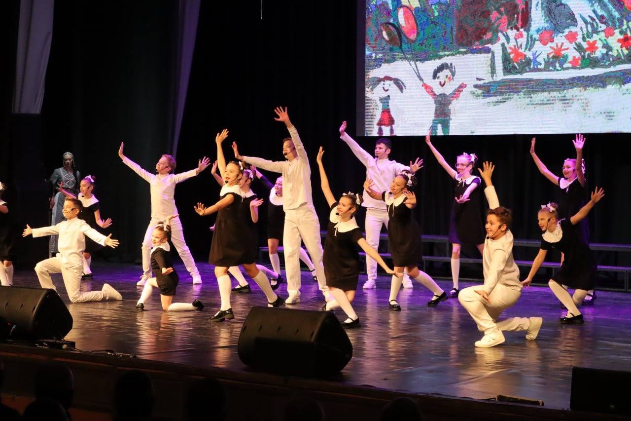 Сегодня на сцене к/з "Дружба" состоялся праздничный концерт, посвящённый Дню народного единства «Наш дом — Россия» Сегодня на сцене к/з "Дружба" состоялся праздничный концерт, посвящённый Дню народного единства «Наш дом — Россия»