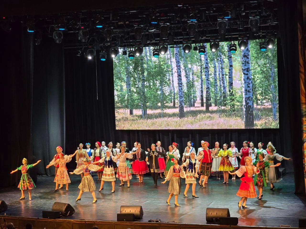 Сегодня на сцене к/з "Дружба" состоялся праздничный концерт, посвящённый Дню народного единства «Наш дом — Россия» Сегодня на сцене к/з "Дружба" состоялся праздничный концерт, посвящённый Дню народного единства «Наш дом — Россия»