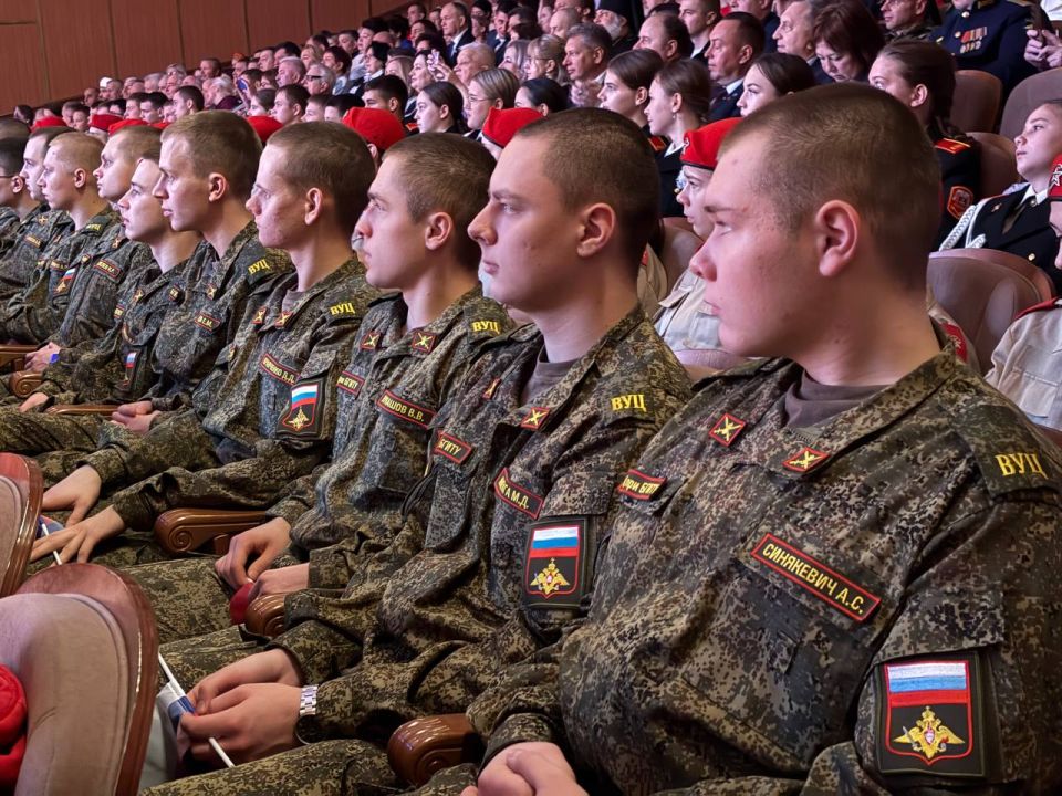 В Брянске сегодня, 4 ноября, состоялся приуроченный ко Дню народного единства праздничный концерт «Наш дом — Россия!» В Брянске сегодня, 4 ноября, состоялся приуроченный ко Дню народного единства праздничный концерт «Наш дом — Россия!»