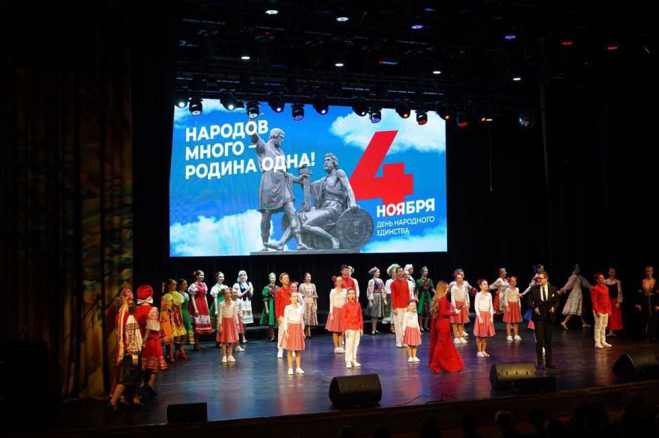 Сегодня на сцене к/з "Дружба" состоялся праздничный концерт, посвящённый Дню народного единства «Наш дом — Россия» Сегодня на сцене к/з "Дружба" состоялся праздничный концерт, посвящённый Дню народного единства «Наш дом — Россия»