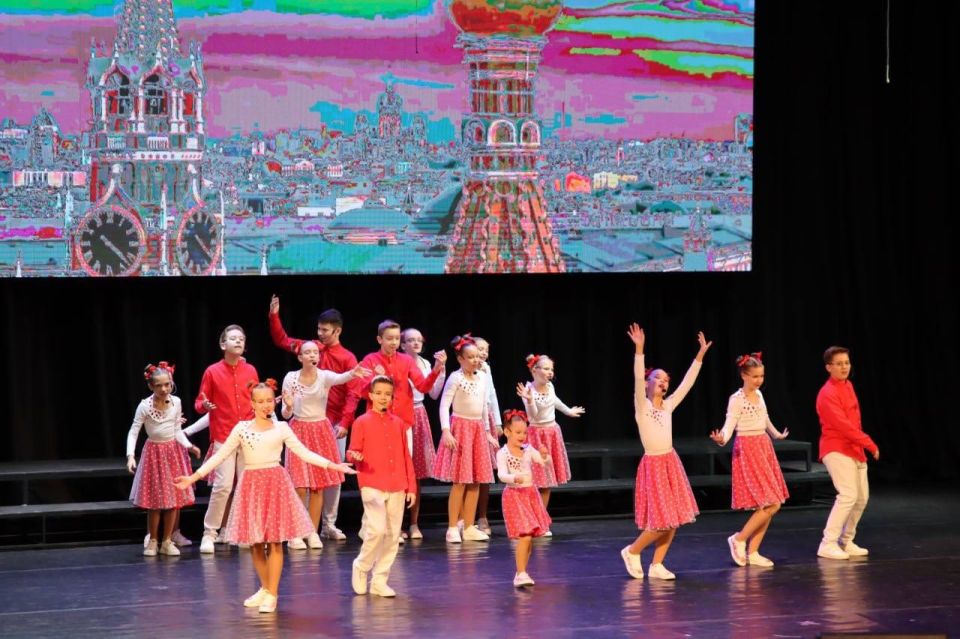 Сегодня на сцене к/з "Дружба" состоялся праздничный концерт, посвящённый Дню народного единства «Наш дом — Россия» Сегодня на сцене к/з "Дружба" состоялся праздничный концерт, посвящённый Дню народного единства «Наш дом — Россия»