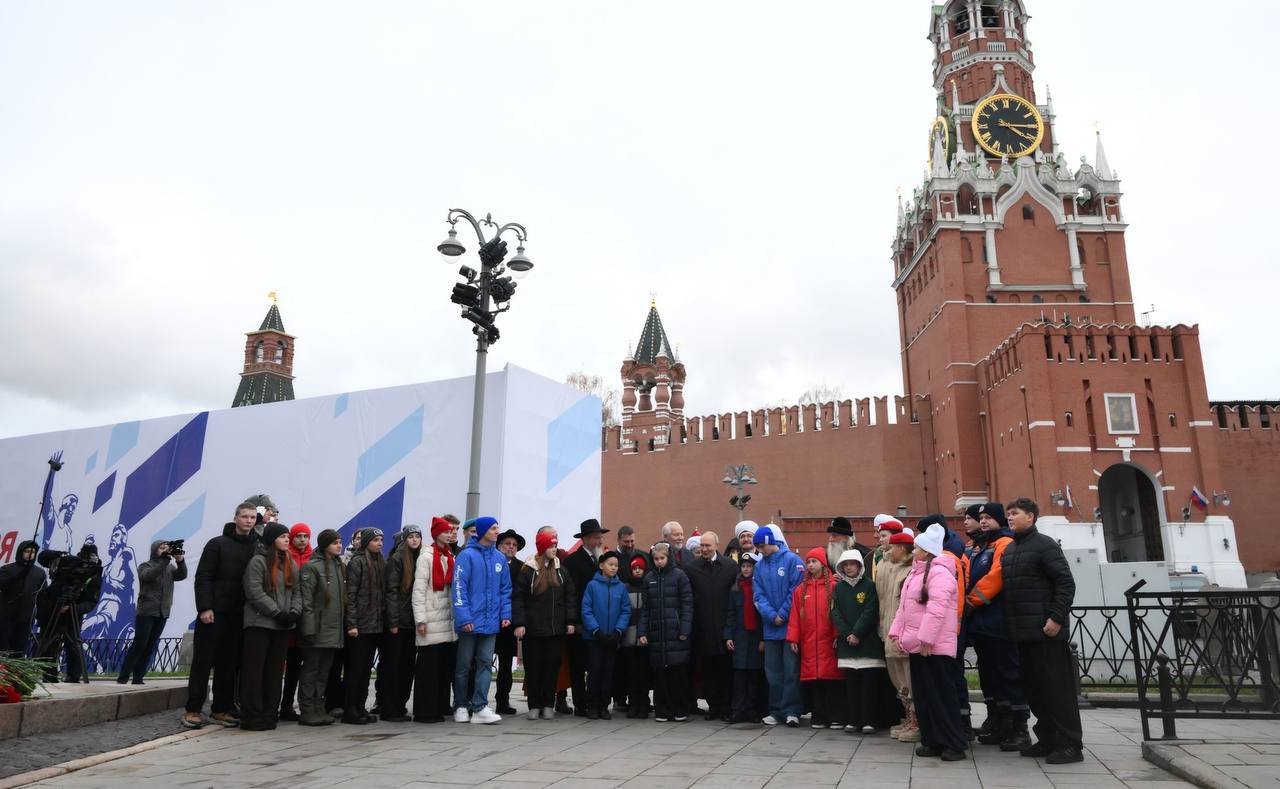 В День народного единства Президент России Владимир Путины возложил цветы к памятнику Кузьме Минину и Дмитрию Пожарскому на Красной площади в Москве В День народного единства Президент России Владимир Путины возложил цветы к памятнику Кузьме Минину и Дмитрию Пожарскому на Красной площади в Москве