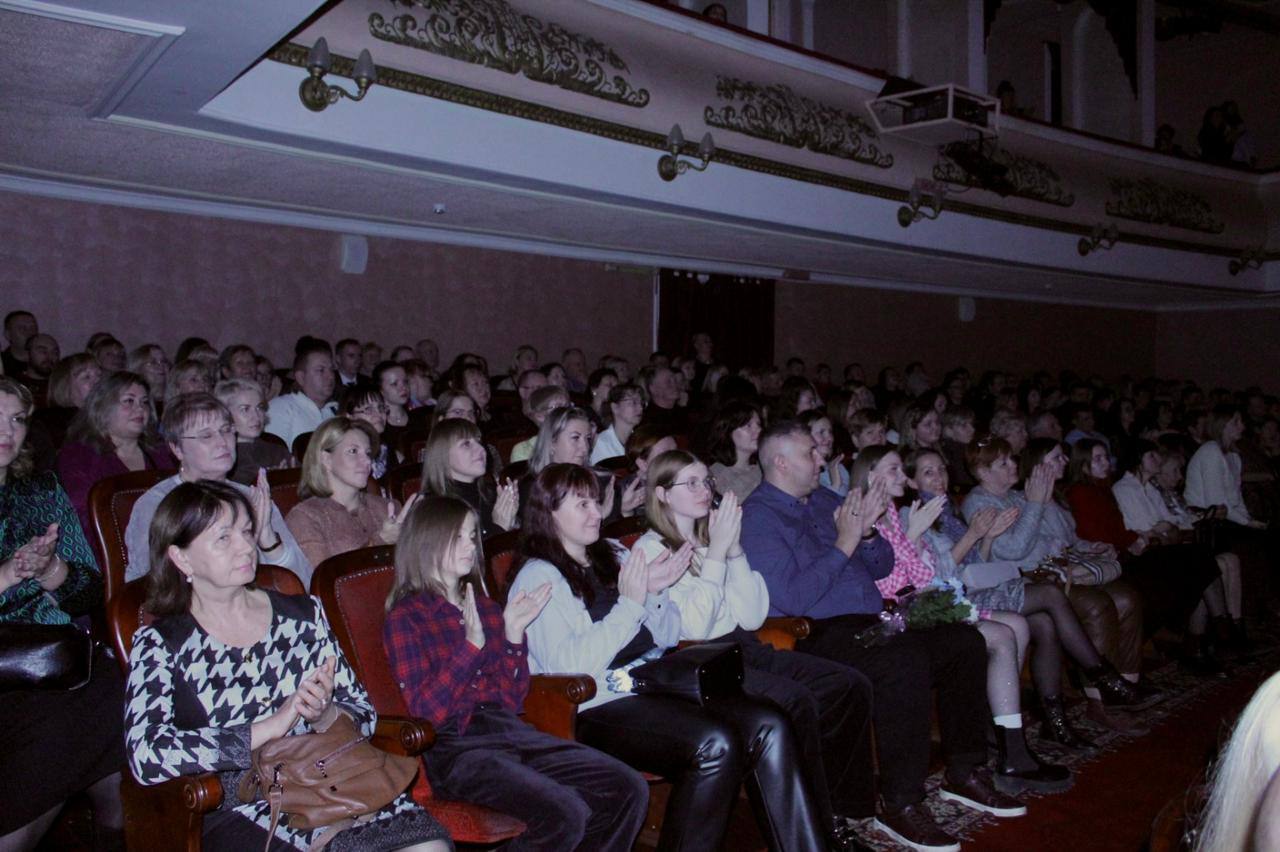 3 ноября, в рамках Всероссийской акции «Ночь искусств», артисты Брянского театра юного зрителя сыграли премьерный спектакль «Любовь и глуби» по пьесе В. Гуркина и провели Творческую встречу со зрителями, посвященную Дню... 3 ноября, в рамках Всероссийской акции «Ночь искусств», артисты Брянского театра юного зрителя сыграли премьерный спектакль «Любовь и глуби» по пьесе В. Гуркина и провели Творческую встречу со зрителями, посвященную Дню...