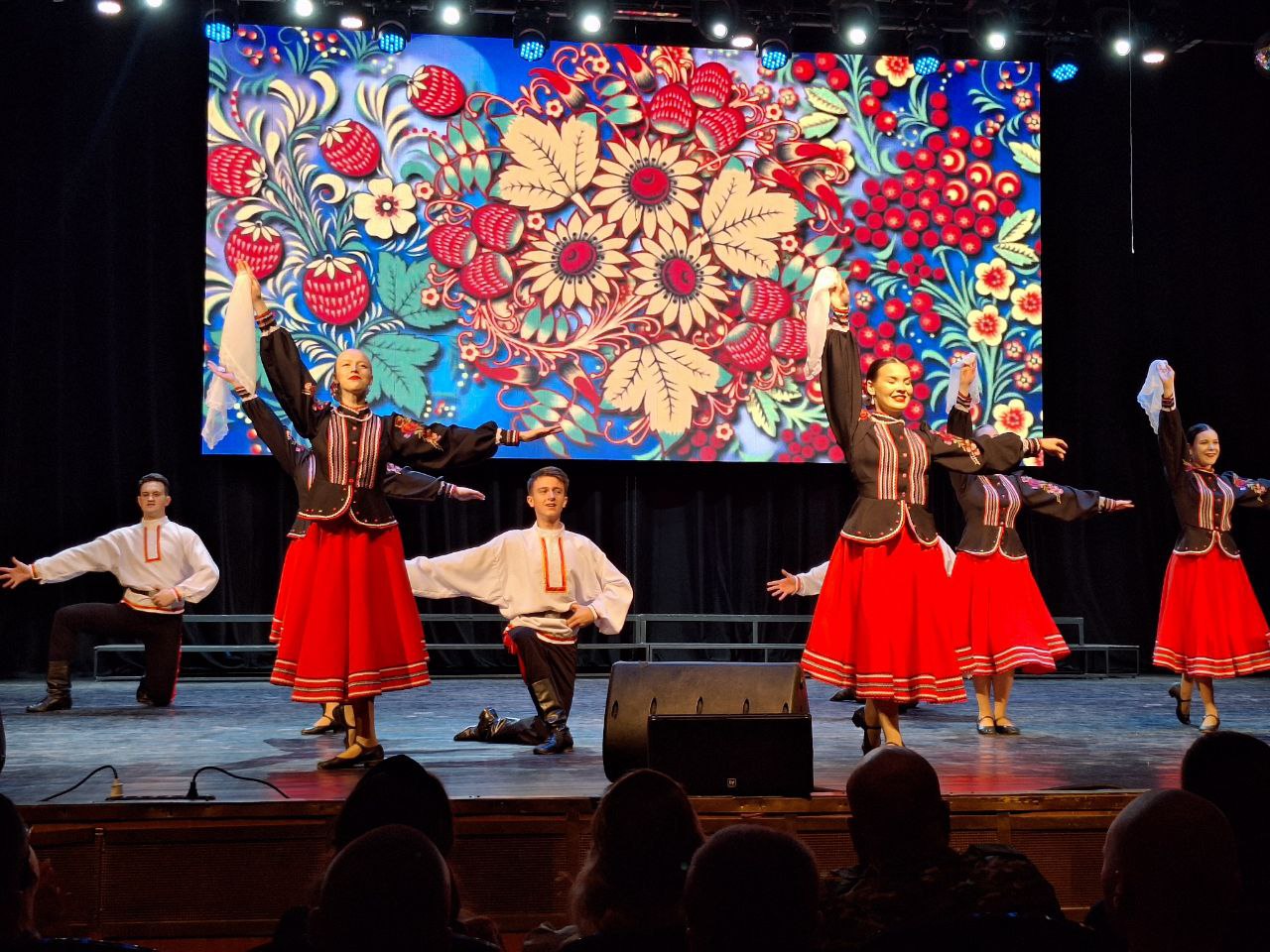 Инна Мухина: Замечательный концерт в честь Дня народного единства : поздравление Губернатора Брянской области Александра Богомаза, награждение наших достойных бойцов, проявивших свою храбрость и отвагу, встречи с близкими... Инна Мухина: Замечательный концерт в честь Дня народного единства : поздравление Губернатора Брянской области Александра Богомаза, награждение наших достойных бойцов, проявивших свою храбрость и отвагу, встречи с близкими...