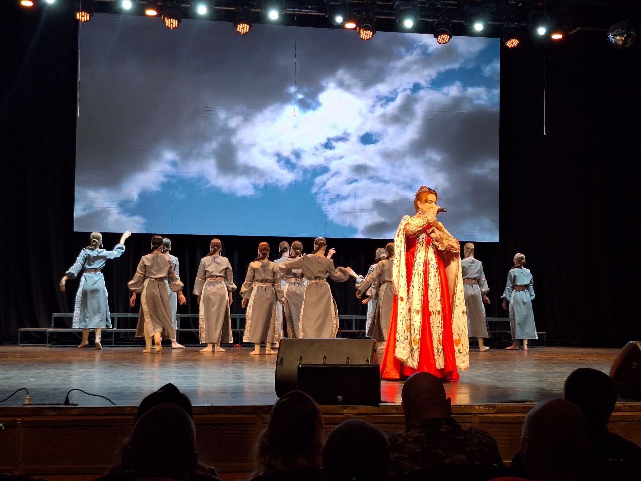 Инна Мухина: Замечательный концерт в честь Дня народного единства : поздравление Губернатора Брянской области Александра Богомаза, награждение наших достойных бойцов, проявивших свою храбрость и отвагу, встречи с близкими... Инна Мухина: Замечательный концерт в честь Дня народного единства : поздравление Губернатора Брянской области Александра Богомаза, награждение наших достойных бойцов, проявивших свою храбрость и отвагу, встречи с близкими...