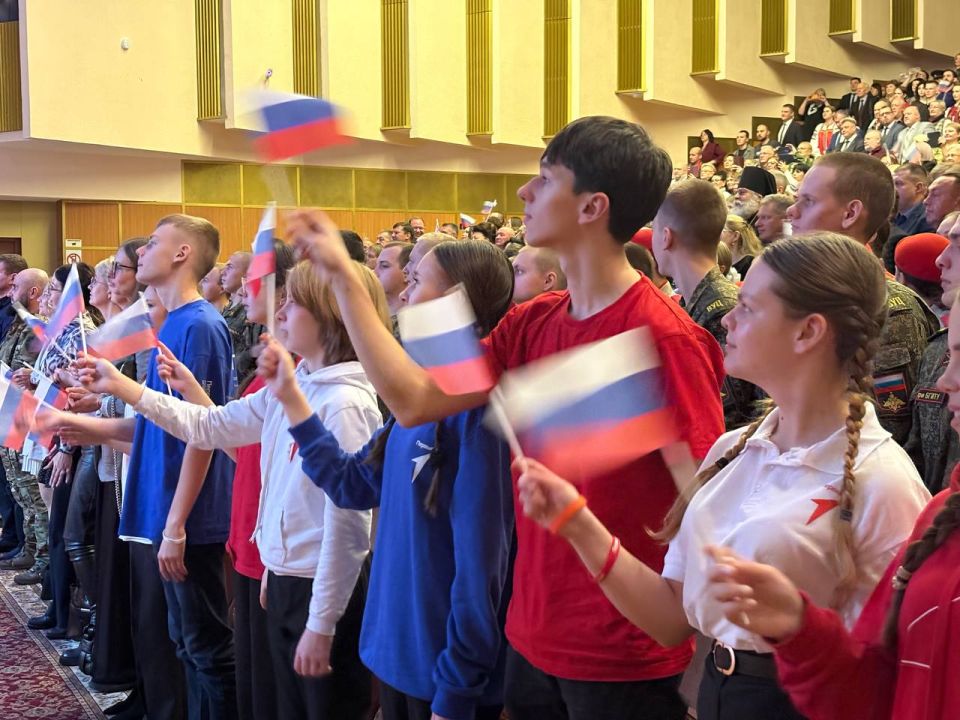 В Брянске сегодня, 4 ноября, состоялся приуроченный ко Дню народного единства праздничный концерт «Наш дом — Россия!» В Брянске сегодня, 4 ноября, состоялся приуроченный ко Дню народного единства праздничный концерт «Наш дом — Россия!»