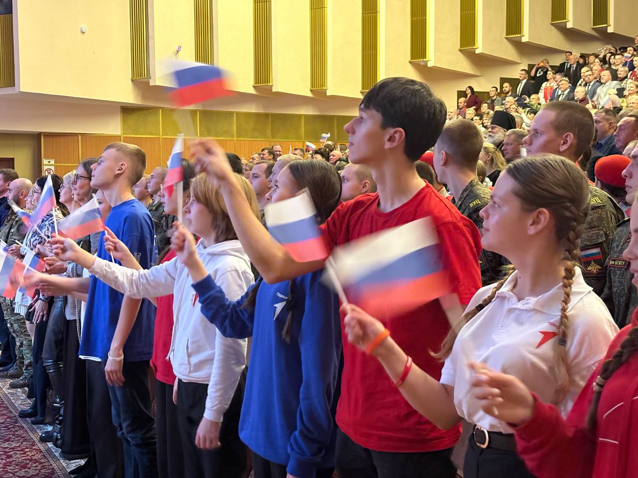 В Брянске сегодня, 4 ноября, состоялся приуроченный ко Дню народного единства праздничный концерт «Наш дом — Россия!» В Брянске сегодня, 4 ноября, состоялся приуроченный ко Дню народного единства праздничный концерт «Наш дом — Россия!»