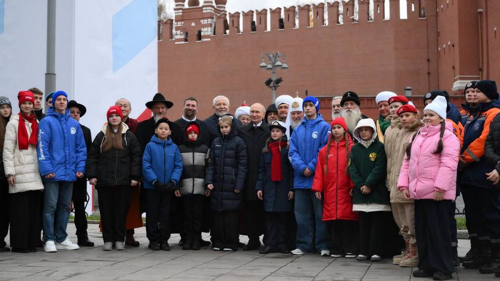 В День народного единства Президент России Владимир Путины возложил цветы к памятнику Кузьме Минину и Дмитрию Пожарскому на Красной площади в Москве