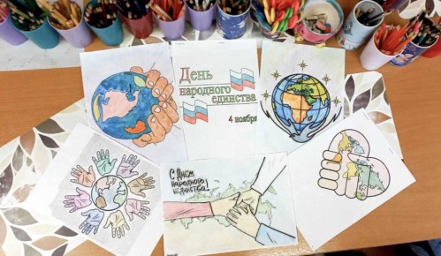 В рамках подготовки к одному из самых значимых государственных праздников – Дню народного единства – активные участницы клуба «Активное долголетие» провели особенное творческое занятие