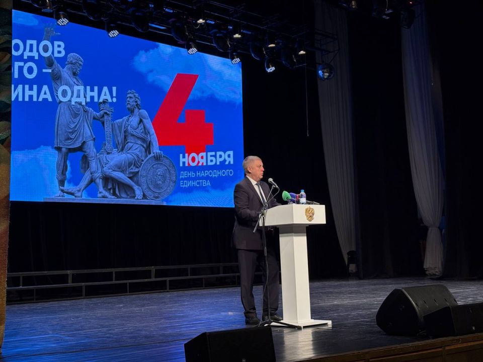 В Брянске сегодня, 4 ноября, состоялся приуроченный ко Дню народного единства праздничный концерт «Наш дом — Россия!»