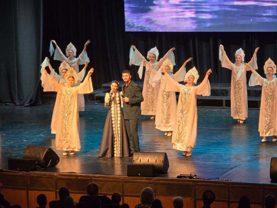 Сегодня на сцене к/з "Дружба" состоялся праздничный концерт, посвящённый Дню народного единства «Наш дом — Россия» Сегодня на сцене к/з "Дружба" состоялся праздничный концерт, посвящённый Дню народного единства «Наш дом — Россия»