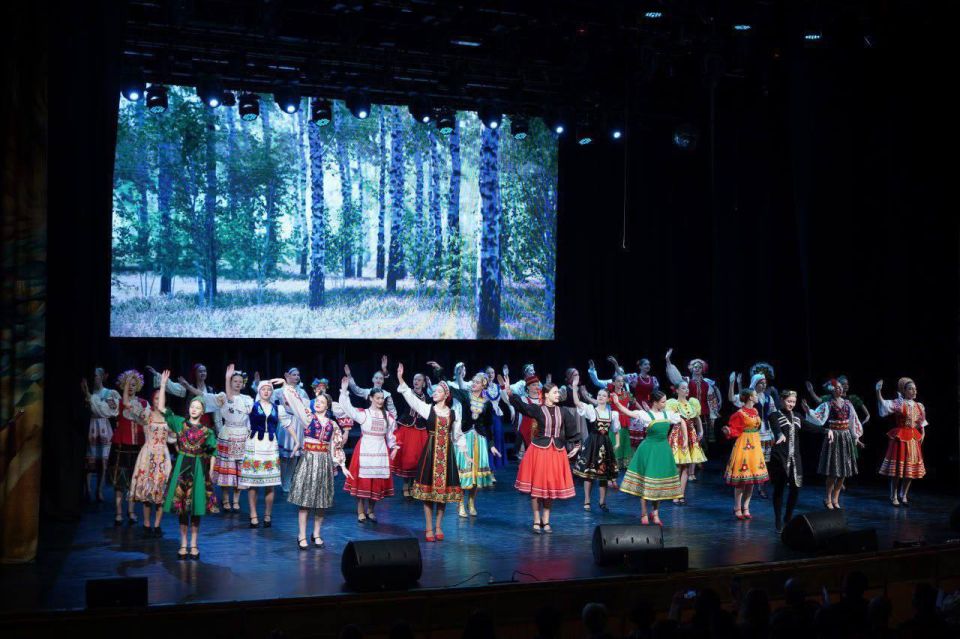 Сегодня на сцене к/з "Дружба" состоялся праздничный концерт, посвящённый Дню народного единства «Наш дом — Россия» Сегодня на сцене к/з "Дружба" состоялся праздничный концерт, посвящённый Дню народного единства «Наш дом — Россия»