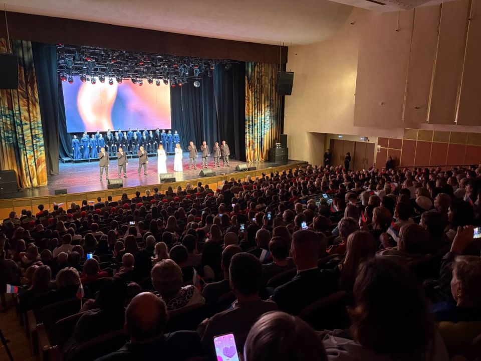 В Брянске сегодня, 4 ноября, состоялся приуроченный ко Дню народного единства праздничный концерт «Наш дом — Россия!» В Брянске сегодня, 4 ноября, состоялся приуроченный ко Дню народного единства праздничный концерт «Наш дом — Россия!»