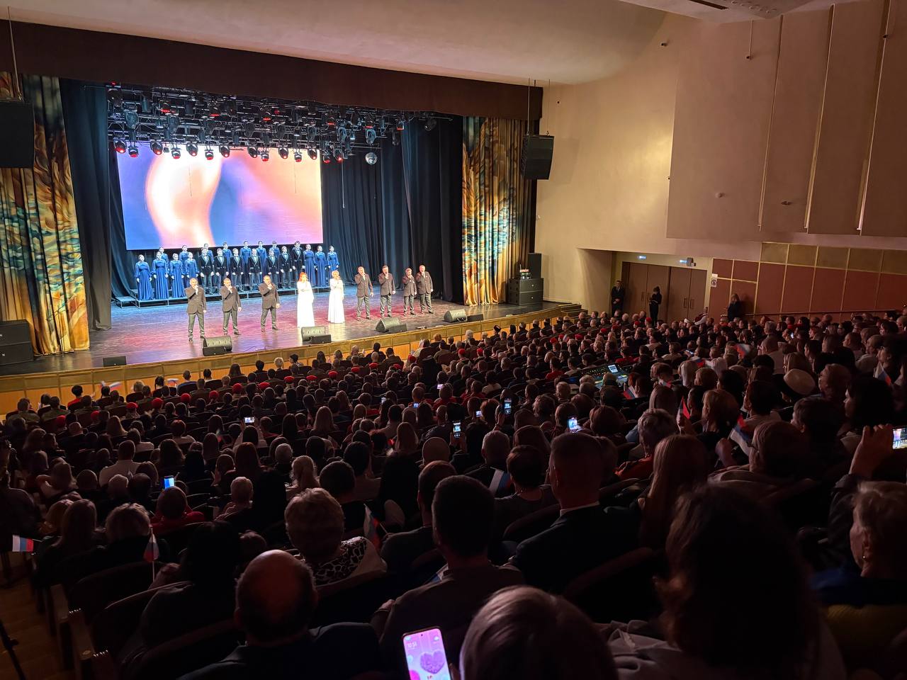 В Брянске сегодня, 4 ноября, состоялся приуроченный ко Дню народного единства праздничный концерт «Наш дом — Россия!» В Брянске сегодня, 4 ноября, состоялся приуроченный ко Дню народного единства праздничный концерт «Наш дом — Россия!»