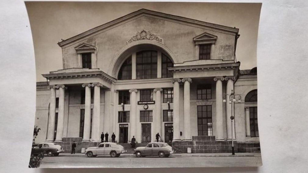 В Государственном научно-исследовательском музее архитектуры имени А.В. Щусева хранится фотография железнодорожного вокзала в Брянске