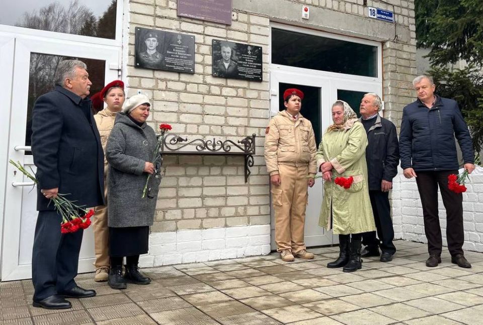 Сегодня в МОУ-СОШ села Найтоповичи состоялось открытие мемориальных досок в память о выпускниках, погибших при исполнении воинского долга: Клищенко Николае Викторовиче и Буренке Александре Александровиче Сегодня в МОУ-СОШ села Найтоповичи состоялось открытие мемориальных досок в память о выпускниках, погибших при исполнении воинского долга: Клищенко Николае Викторовиче и Буренке Александре Александровиче