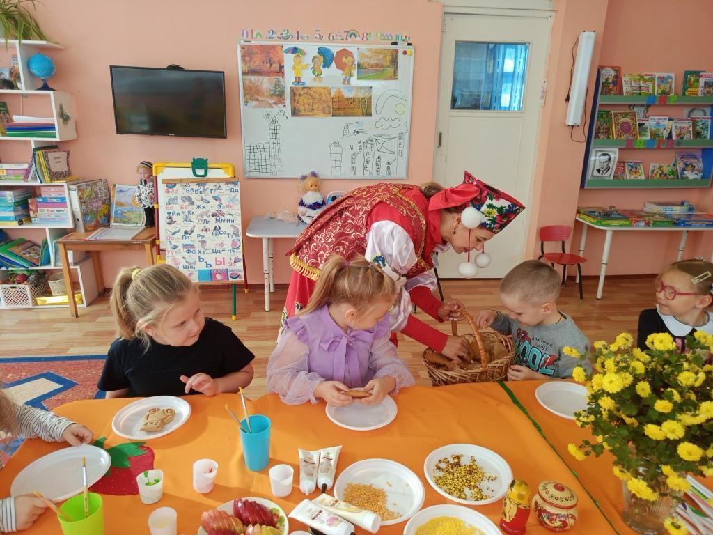 В подготовительной к школе группе №1 (воспитатель Байда Е.П.) МБДОУ – Детский сад №29 «Родничок» прошёл прошел мастер-класс по росписи пряников, который провела мама Вольхиной Варвары - Вольхина Юлия Игоревна В подготовительной к школе группе №1 (воспитатель Байда Е.П.) МБДОУ – Детский сад №29 «Родничок» прошёл прошел мастер-класс по росписи пряников, который провела мама Вольхиной Варвары - Вольхина Юлия Игоревна