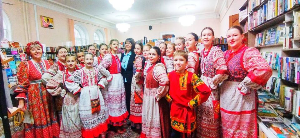 В рамках Всероссийской акции "Ночь музеев" образцовый фольклорный ансамбль «Зарянка» ( руководитель -заслуженный работник культуры Брянской области Ситникова Татьяна Васильевна) принял участие в мероприятии, которое... В рамках Всероссийской акции "Ночь музеев" образцовый фольклорный ансамбль «Зарянка» ( руководитель -заслуженный работник культуры Брянской области Ситникова Татьяна Васильевна) принял участие в мероприятии, которое...