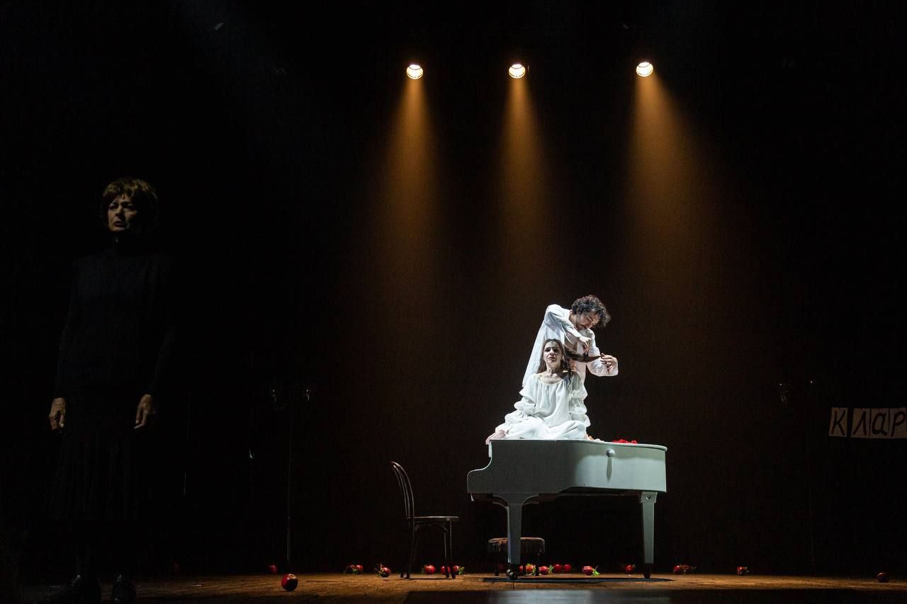 Поздним вечером 4 ноября зрители Брянского областного театра драмы погрузились в мистическую историю любви по повести И.С. Тургенева «КЛАРА МИЛИЧ» Поздним вечером 4 ноября зрители Брянского областного театра драмы погрузились в мистическую историю любви по повести И.С. Тургенева «КЛАРА МИЛИЧ»