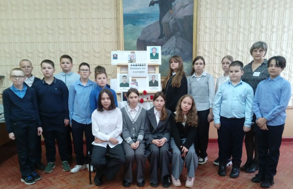 5 ноября в библиотеке №8 для обучающихся 6«В» класса СОШ №8 был проведён час памяти «Запишите нас в историю», посвященный клинчанам, участникам специальной военной операции, погибшим на Украине