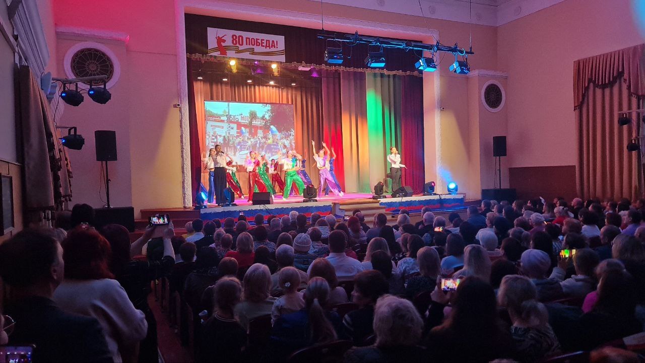 4 ноября танцевальный коллектив «Акварель» Центра детского творчества принял участие в торжественном концерте, посвященном Дню народного единства, который состоялось в ЦКиД «Современник» 4 ноября танцевальный коллектив «Акварель» Центра детского творчества принял участие в торжественном концерте, посвященном Дню народного единства, который состоялось в ЦКиД «Современник»