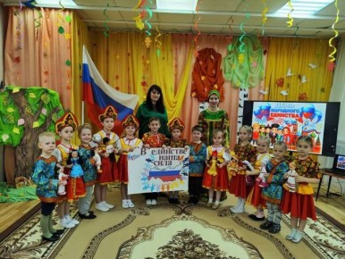 День народного единства - это не просто день отмеченный в календаре красным цветом, но ещё и отличный повод рассказать детям о том, как важно жить в мире, уважать и ценить друг друга