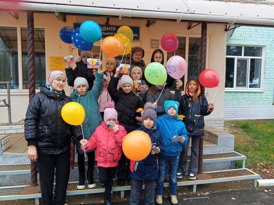 С Днем Народного единства детей ГБСУСОН "Дубровский детский дом-интернат для умственно отсталых детей" поздравили ученики 4 А класса Дубровской школы №2