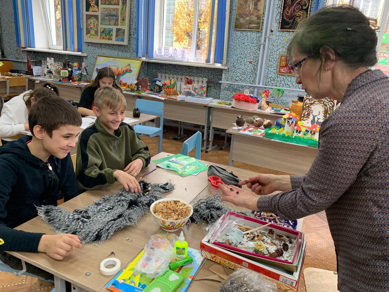 2 ноября ребята 6а класса учавствовали в освоении народного творчества, погружаясь в традиционные художественные промыслы и стили 2 ноября ребята 6а класса учавствовали в освоении народного творчества, погружаясь в традиционные художественные промыслы и стили