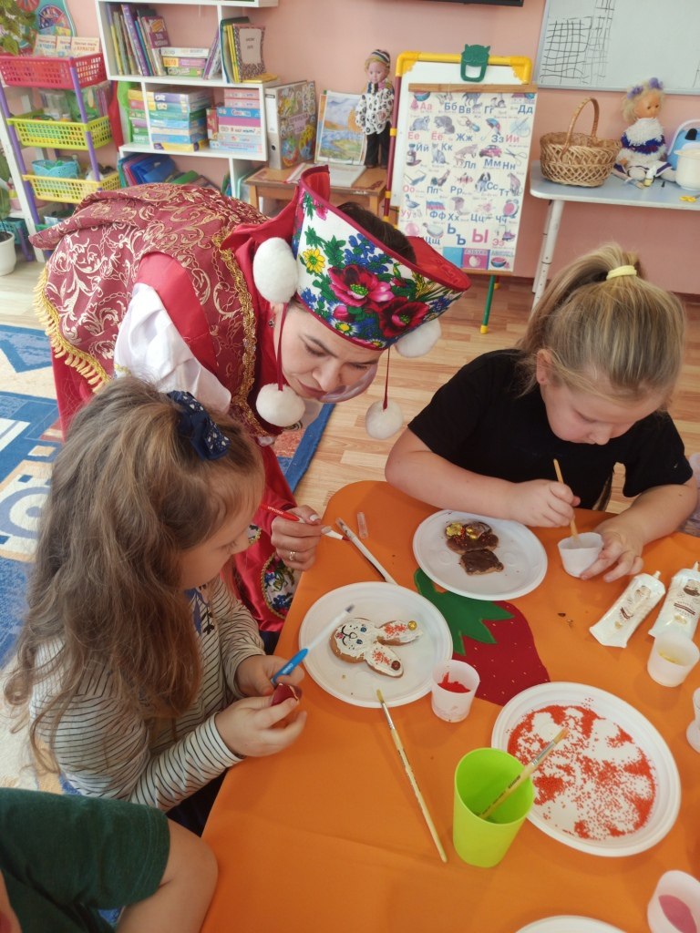 В подготовительной к школе группе №1 (воспитатель Байда Е.П.) МБДОУ – Детский сад №29 «Родничок» прошёл прошел мастер-класс по росписи пряников, который провела мама Вольхиной Варвары - Вольхина Юлия Игоревна