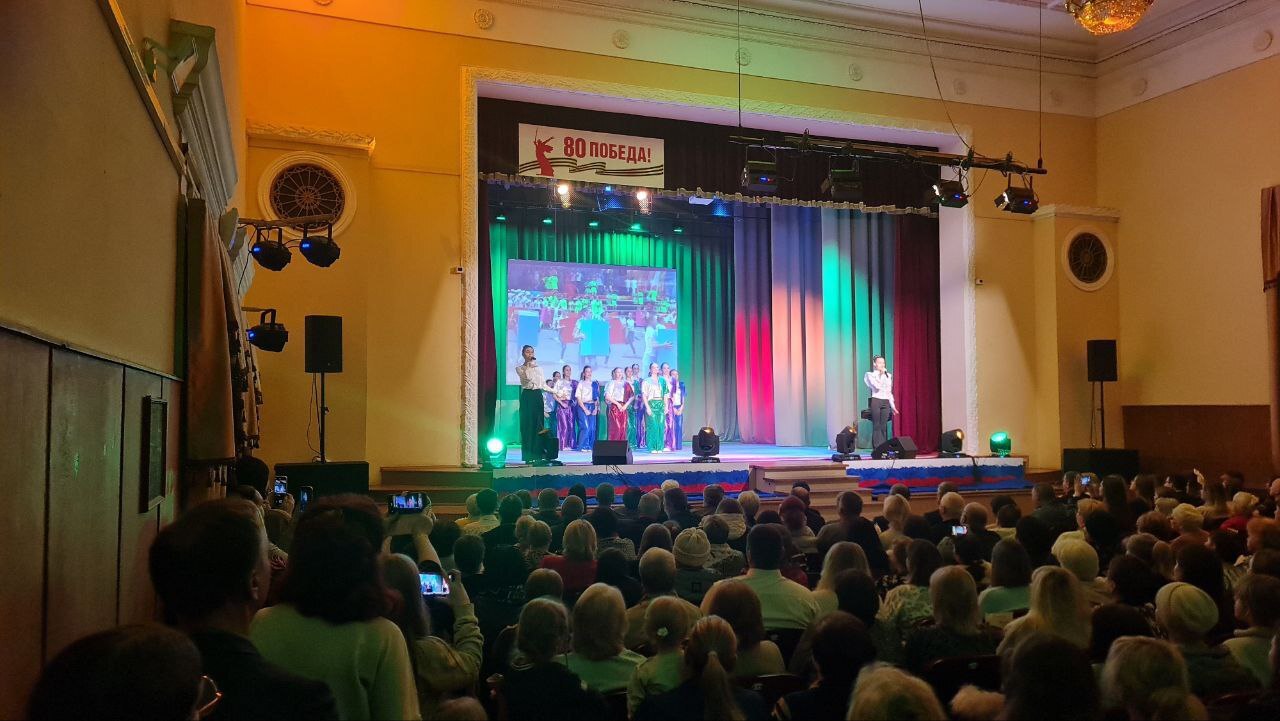 4 ноября танцевальный коллектив «Акварель» Центра детского творчества принял участие в торжественном концерте, посвященном Дню народного единства, который состоялось в ЦКиД «Современник» 4 ноября танцевальный коллектив «Акварель» Центра детского творчества принял участие в торжественном концерте, посвященном Дню народного единства, который состоялось в ЦКиД «Современник»