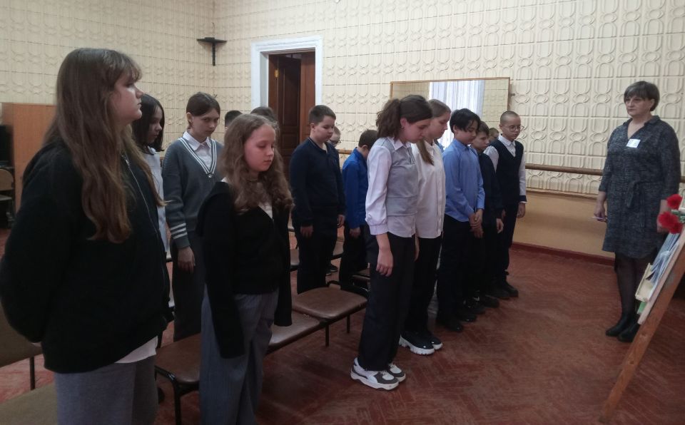 5 ноября в библиотеке №8 для обучающихся 6«В» класса СОШ №8 был проведён час памяти «Запишите нас в историю», посвященный клинчанам, участникам специальной военной операции, погибшим на Украине 5 ноября в библиотеке №8 для обучающихся 6«В» класса СОШ №8 был проведён час памяти «Запишите нас в историю», посвященный клинчанам, участникам специальной военной операции, погибшим на Украине