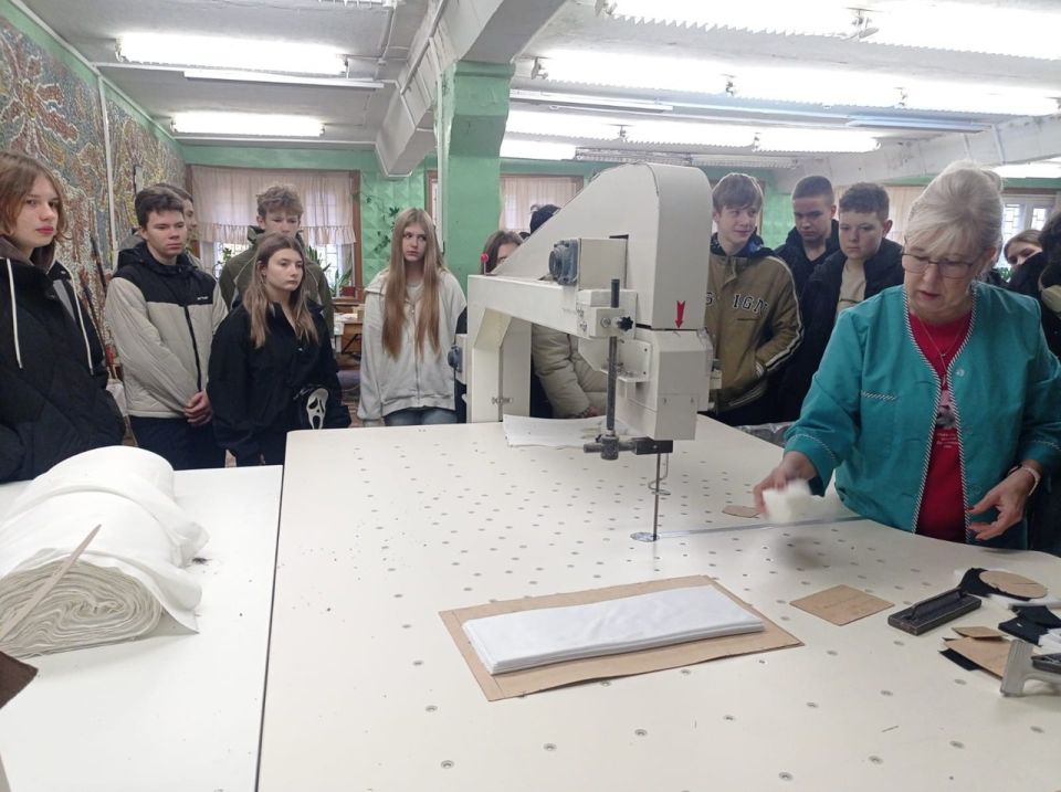 Ученики 8б и 9а классов МБОУ-СОШ4 вместе со своими классными руководителями в период осенних каникул продолжили углубляться в вопросы профориентации Ученики 8б и 9а классов МБОУ-СОШ4 вместе со своими классными руководителями в период осенних каникул продолжили углубляться в вопросы профориентации