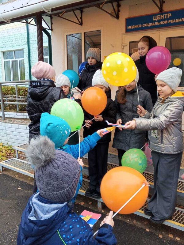 С Днем Народного единства детей ГБСУСОН "Дубровский детский дом-интернат для умственно отсталых детей" поздравили ученики 4 А класса Дубровской школы №2 С Днем Народного единства детей ГБСУСОН "Дубровский детский дом-интернат для умственно отсталых детей" поздравили ученики 4 А класса Дубровской школы №2