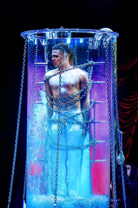 25 октября состоялась долгожданная премьера уникальной программы компании «Росгосцирк» - феерического «Шоу воды, огня и света!» под руководством заслуженного артиста России Анатолия Сокола 25 октября состоялась долгожданная премьера уникальной программы компании «Росгосцирк» - феерического «Шоу воды, огня и света!» под руководством заслуженного артиста России Анатолия Сокола