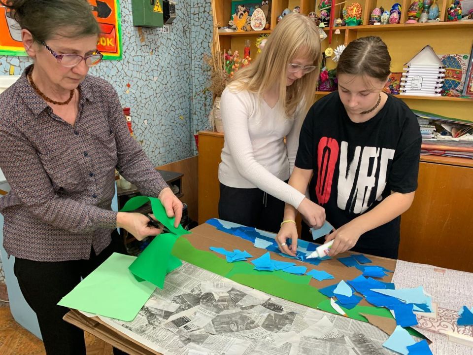 2 ноября ребята 6а класса учавствовали в освоении народного творчества, погружаясь в традиционные художественные промыслы и стили 2 ноября ребята 6а класса учавствовали в освоении народного творчества, погружаясь в традиционные художественные промыслы и стили