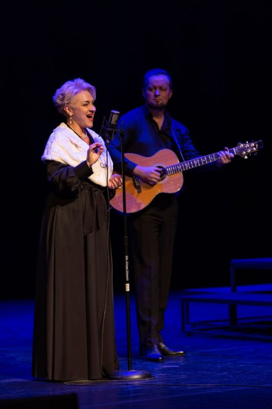 Ах, этот вечный, искренний романс Ах, этот вечный, искренний романс