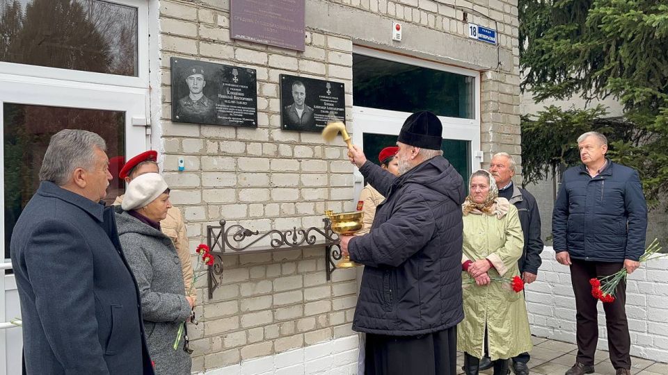 Сегодня в МОУ-СОШ села Найтоповичи состоялось открытие мемориальных досок в память о выпускниках, погибших при исполнении воинского долга: Клищенко Николае Викторовиче и Буренке Александре Александровиче Сегодня в МОУ-СОШ села Найтоповичи состоялось открытие мемориальных досок в память о выпускниках, погибших при исполнении воинского долга: Клищенко Николае Викторовиче и Буренке Александре Александровиче