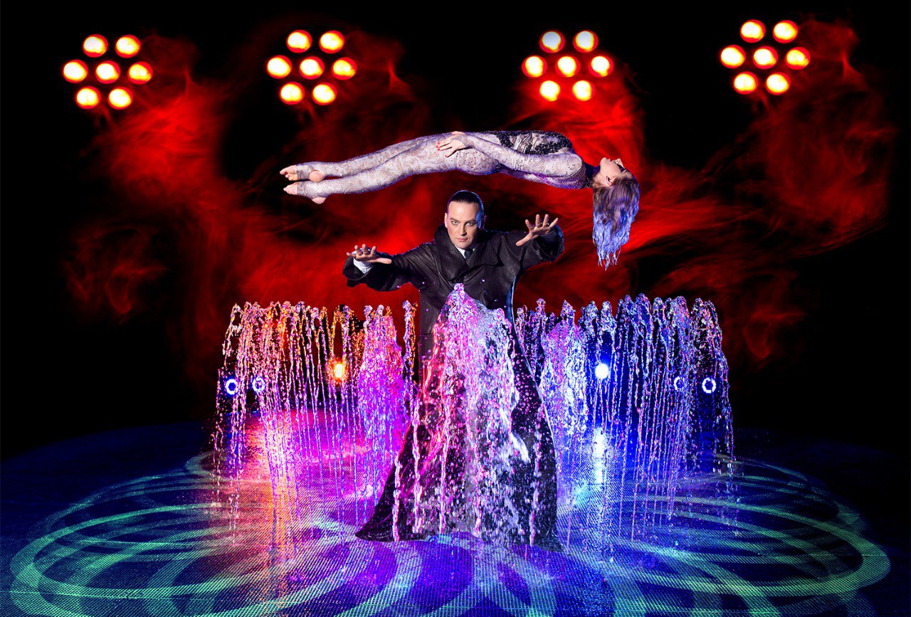 25 октября состоялась долгожданная премьера уникальной программы компании «Росгосцирк» - феерического «Шоу воды, огня и света!» под руководством заслуженного артиста России Анатолия Сокола 25 октября состоялась долгожданная премьера уникальной программы компании «Росгосцирк» - феерического «Шоу воды, огня и света!» под руководством заслуженного артиста России Анатолия Сокола