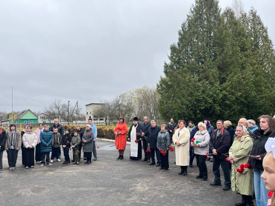 Сегодня в МОУ-СОШ села Найтоповичи состоялось открытие мемориальных досок в память о выпускниках, погибших при исполнении воинского долга: Клищенко Николае Викторовиче и Буренке Александре Александровиче Сегодня в МОУ-СОШ села Найтоповичи состоялось открытие мемориальных досок в память о выпускниках, погибших при исполнении воинского долга: Клищенко Николае Викторовиче и Буренке Александре Александровиче