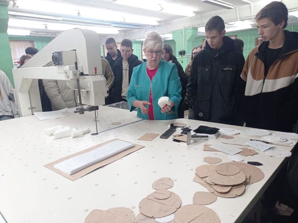 Ученики 8б и 9а классов МБОУ-СОШ4 вместе со своими классными руководителями в период осенних каникул продолжили углубляться в вопросы профориентации Ученики 8б и 9а классов МБОУ-СОШ4 вместе со своими классными руководителями в период осенних каникул продолжили углубляться в вопросы профориентации