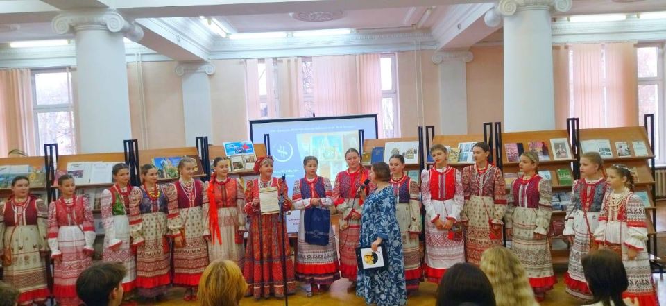 В рамках Всероссийской акции "Ночь музеев" образцовый фольклорный ансамбль «Зарянка» ( руководитель -заслуженный работник культуры Брянской области Ситникова Татьяна Васильевна) принял участие в мероприятии, которое... В рамках Всероссийской акции "Ночь музеев" образцовый фольклорный ансамбль «Зарянка» ( руководитель -заслуженный работник культуры Брянской области Ситникова Татьяна Васильевна) принял участие в мероприятии, которое...