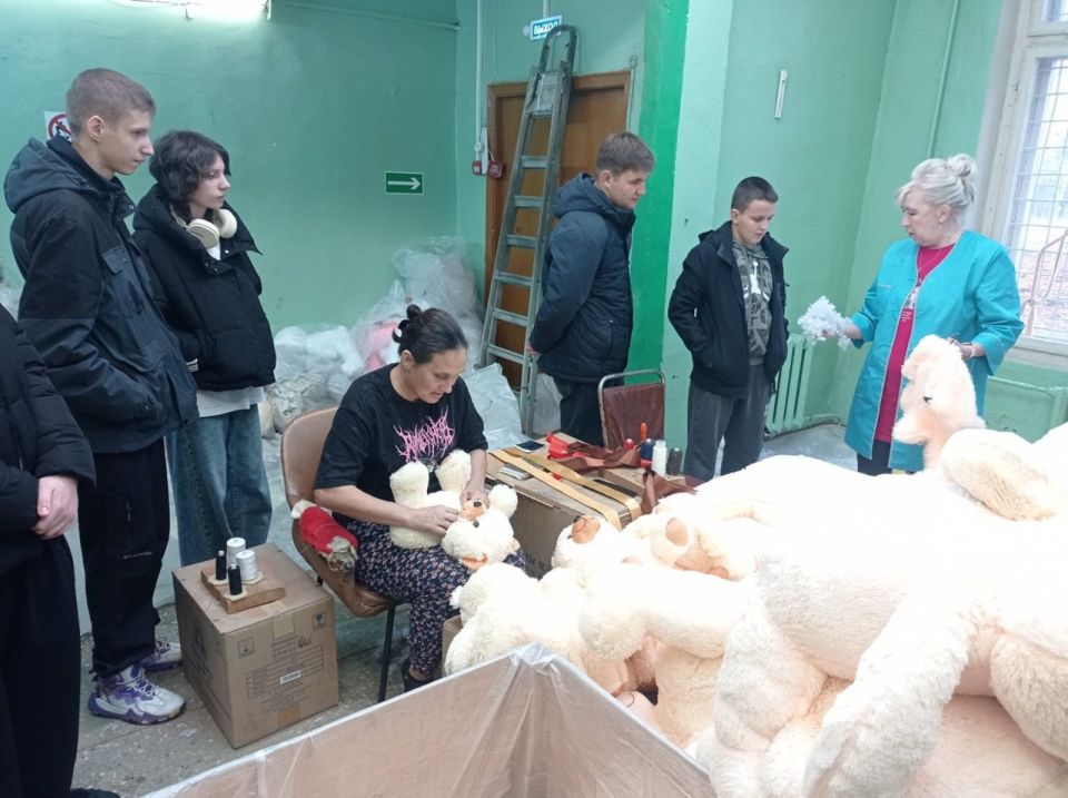 Ученики 8б и 9а классов МБОУ-СОШ4 вместе со своими классными руководителями в период осенних каникул продолжили углубляться в вопросы профориентации Ученики 8б и 9а классов МБОУ-СОШ4 вместе со своими классными руководителями в период осенних каникул продолжили углубляться в вопросы профориентации