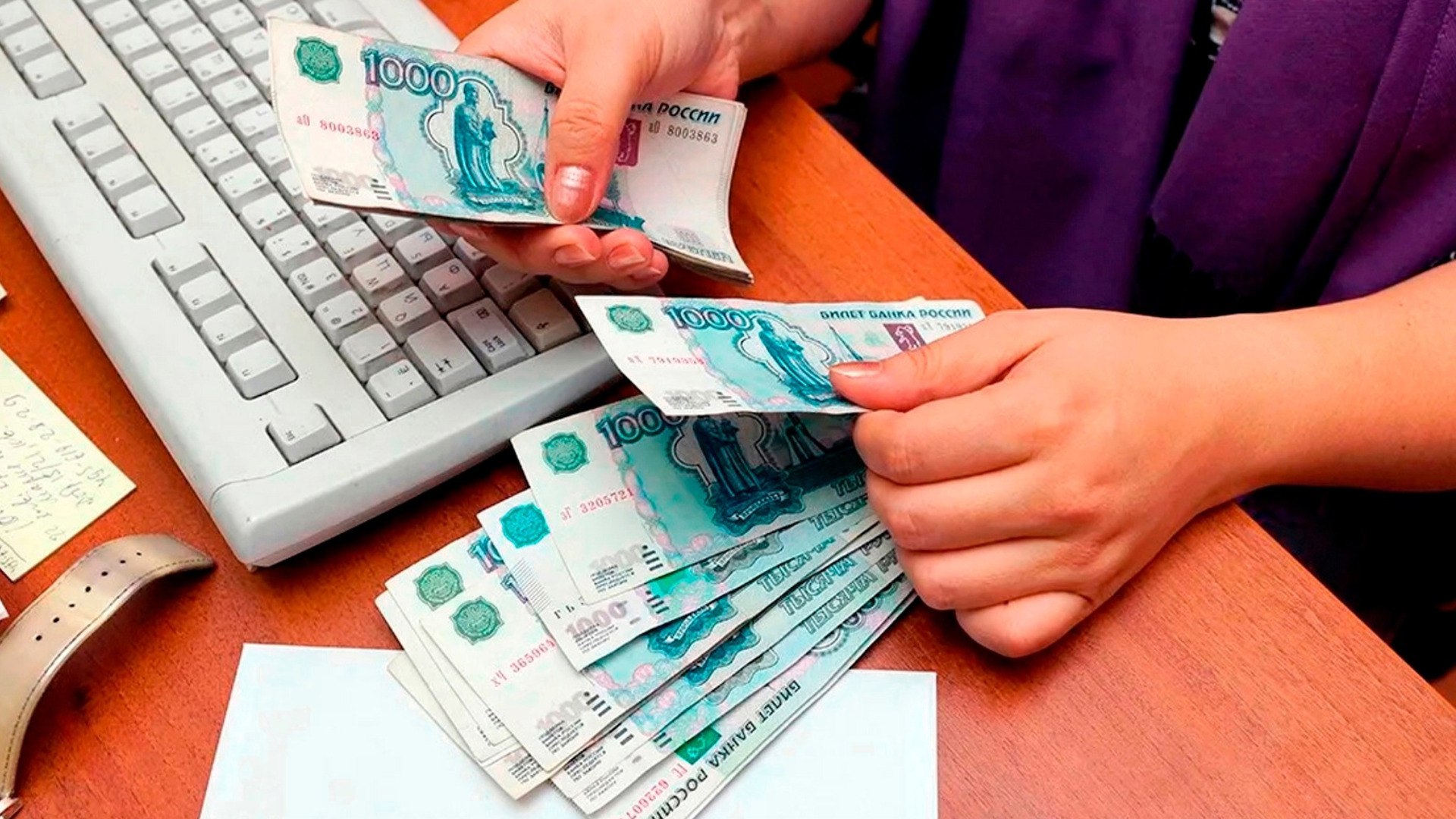 Прокуратура Брянска помогла пенсионеру взыскать ущерб за упавшее дерево