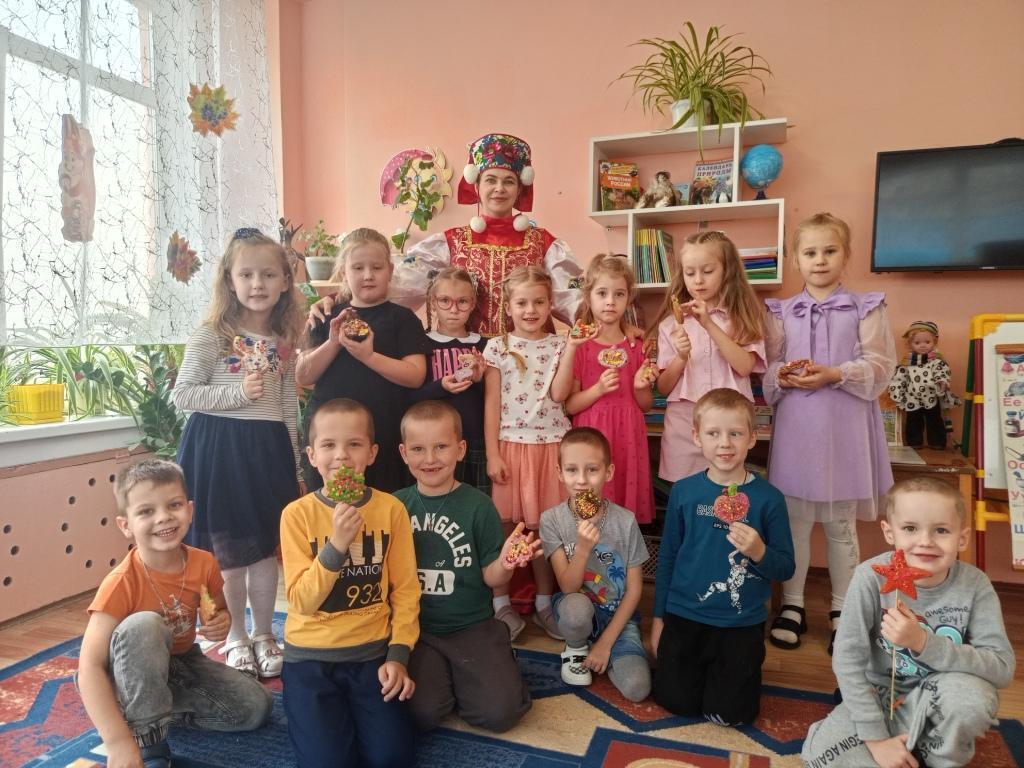 В подготовительной к школе группе №1 (воспитатель Байда Е.П.) МБДОУ – Детский сад №29 «Родничок» прошёл прошел мастер-класс по росписи пряников, который провела мама Вольхиной Варвары - Вольхина Юлия Игоревна В подготовительной к школе группе №1 (воспитатель Байда Е.П.) МБДОУ – Детский сад №29 «Родничок» прошёл прошел мастер-класс по росписи пряников, который провела мама Вольхиной Варвары - Вольхина Юлия Игоревна