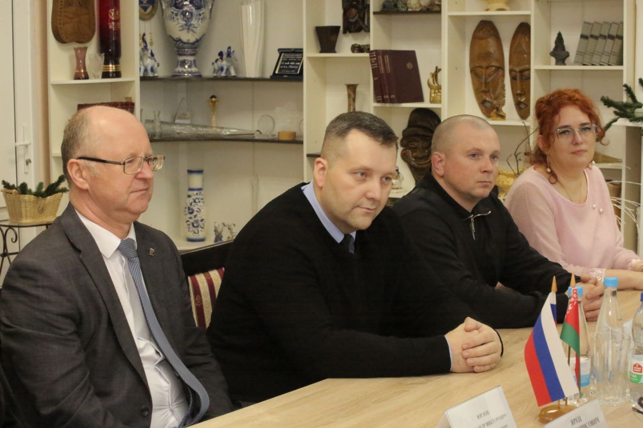 Делегация Брянской области в День народного единства приняла участие в форуме гражданских инициатив «От идеи – к результату» в Гомеле Республики Беларусь Делегация Брянской области в День народного единства приняла участие в форуме гражданских инициатив «От идеи – к результату» в Гомеле Республики Беларусь